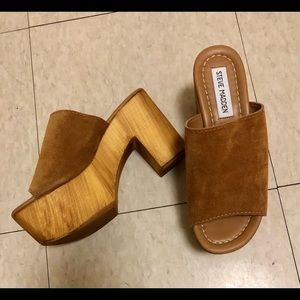 Steve Madden tan chunky mules.